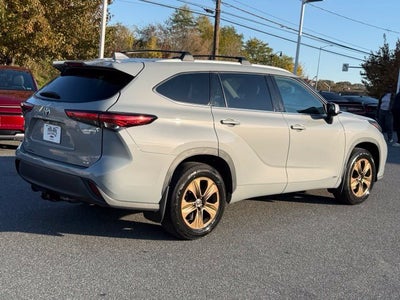 2022 Toyota Highlander Hybrid Bronze Edition