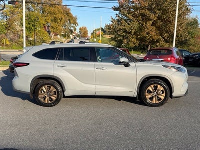 2022 Toyota Highlander Hybrid Bronze Edition