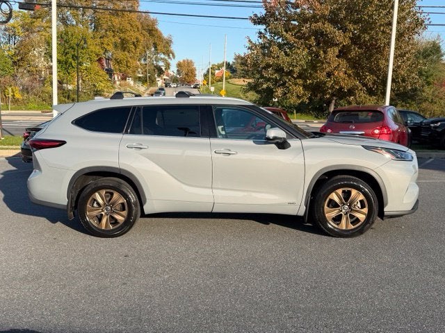 2022 Toyota Highlander Hybrid Bronze Edition