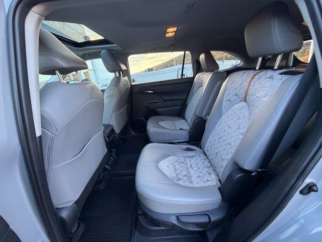 2022 Toyota Highlander Hybrid Bronze Edition
