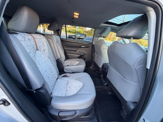 2022 Toyota Highlander Hybrid Bronze Edition